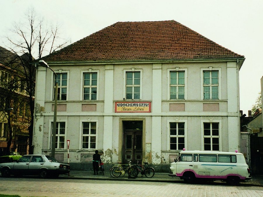 Ansicht des Bibliothekgebäudes mit Nutzung als Jugendclub "Neues Leben, ca. 1995