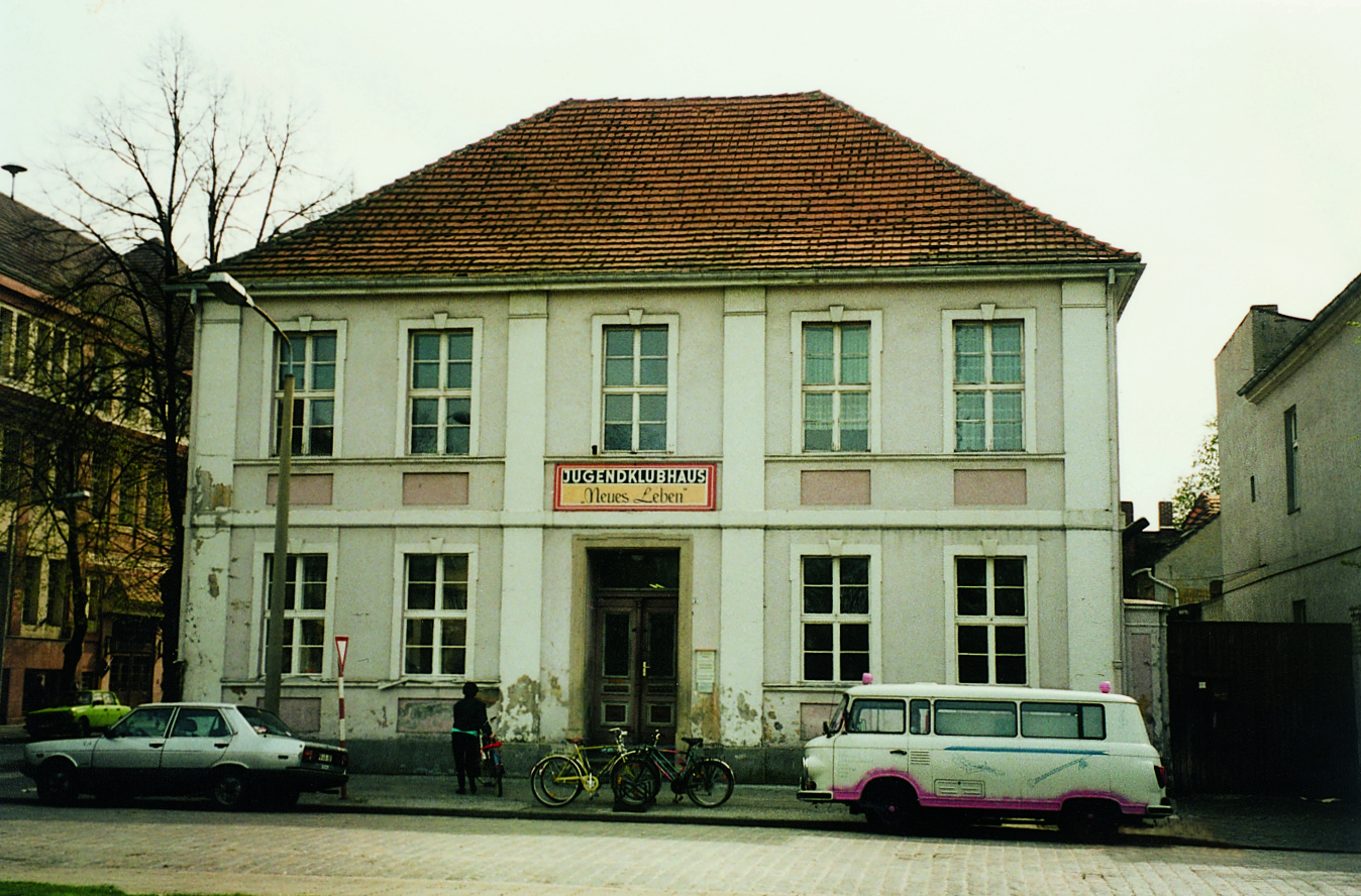 Ansicht des Bibliothekgebäudes mit Nutzung als Jugendclub "Neues Leben, ca. 1995