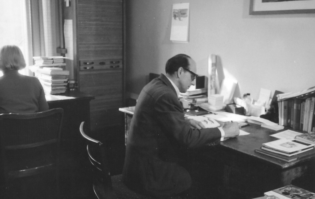 Einarbeitung in der Bibliothek durch den Kollegen Paetz