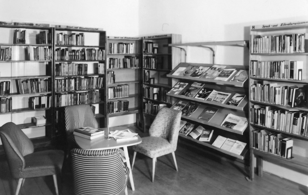 Sachbuchbereich in der Rosa-Luxemburg-Straße